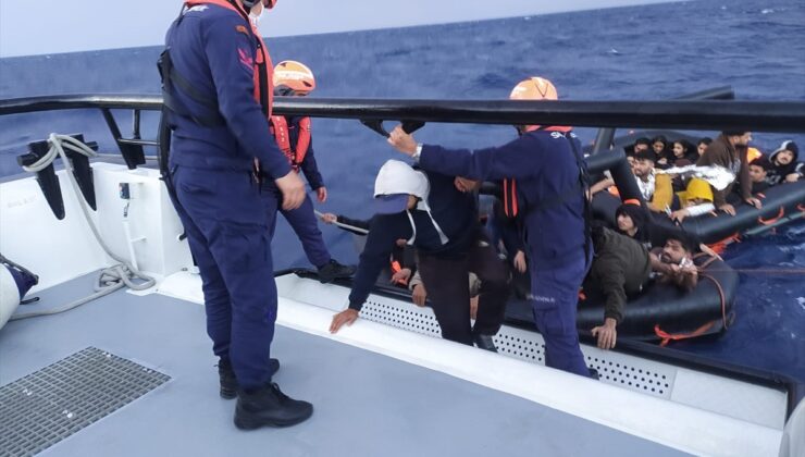 İzmir Açıklarında 59 Düzensiz Göçmen Kurtarıldı