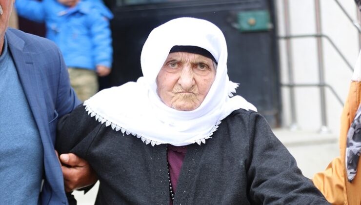 Erzurum’da Bir Kişi Annesini Sırtında Taşıyarak Oy Kullanmaya Götürdü
