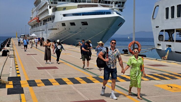 Kuşadası’na 5 Kruvaziyerle 7 Bin 550 Turist Geldi