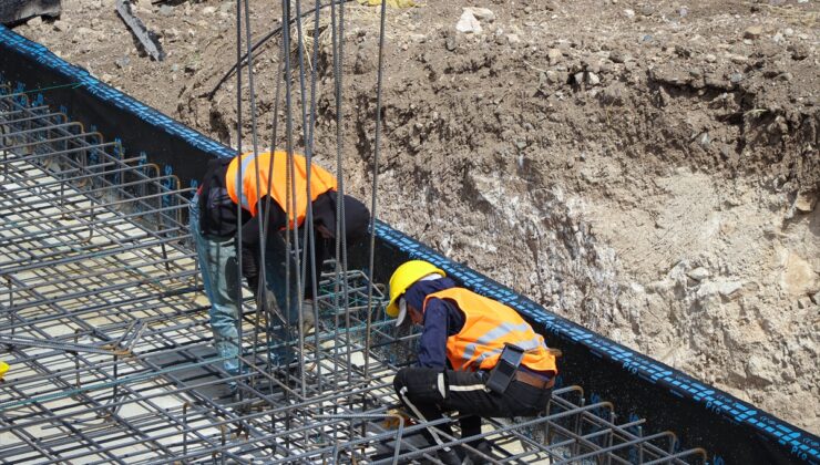 Depremden Etkilenen Hatay Arsuz’da Kalıcı Köy Evlerinin İnşası Sürüyor