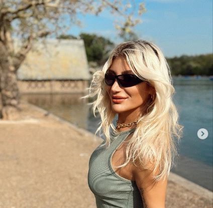 İREM DERİCİ KALÇASI İLE İLGİLİ YORUMA CEVAP VERDİ KIRDI GEÇTİ