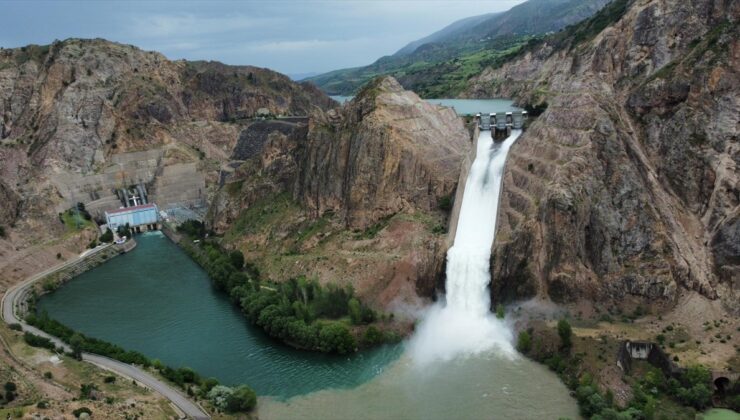 Sivas’ta Kılıçkaya Barajı Doldu, Kapakları Açıldı