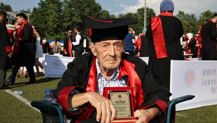 Hayali Olan Üniversiteden 82 Yaşında Mezun Oldu
