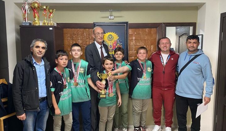 Şampiyon Sporcular Vize İlçe Milli Eğitim Müdürünü Ziyaret Ettiler
