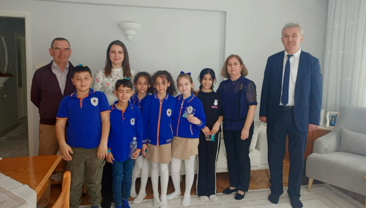 Emekli Olan Sınıf Öğretmenine Anlamlı Ziyaret!