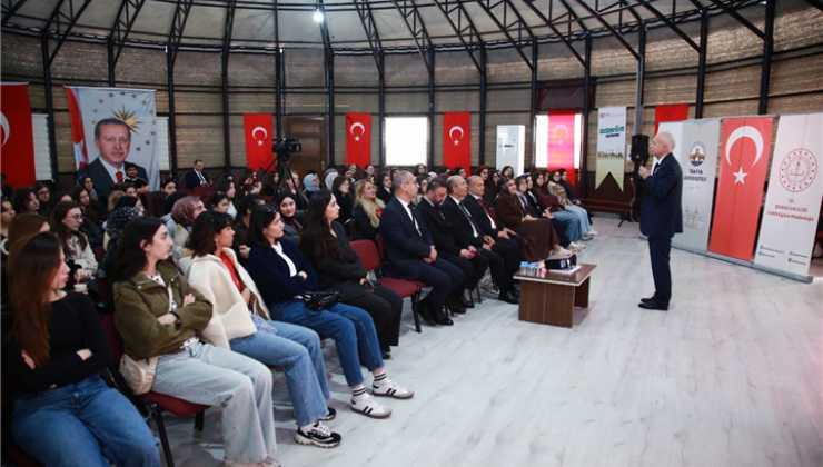 Rektör Hatipler Tarih ve Medeniyet Üzerine Bir Ders Verdi!